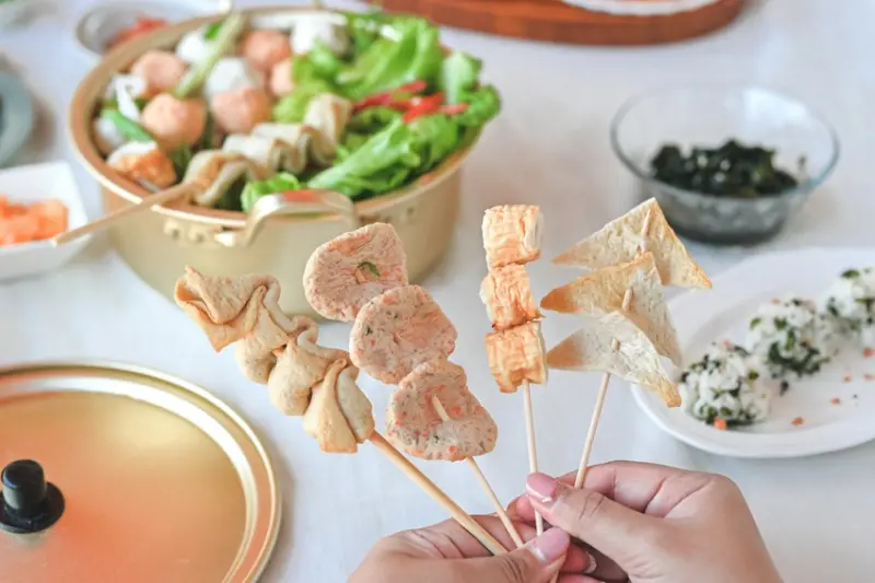 韓味100%綜合魚板湯包、魚板串、韓國海帶昆布、韓國釜山雙醬魚板炒年糕，料理輕鬆上桌！