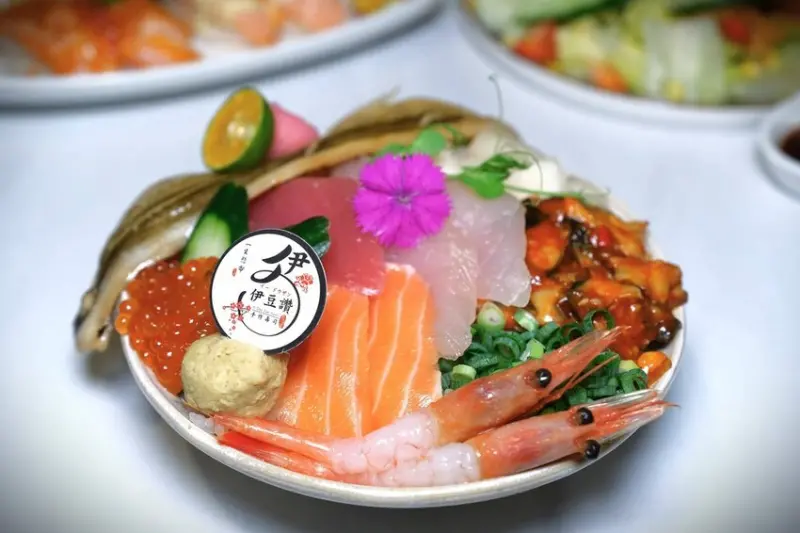 伊豆讚壽司專賣｜鄰近新光三越巷弄內的高CP值丼飯店！大份量多到滿出來的新鮮魚料肯定讓你吃的超級滿意！台南壽司推薦、台南日料推薦、台南日式推薦、台南丼飯推薦 - 佛系旅遊筆記