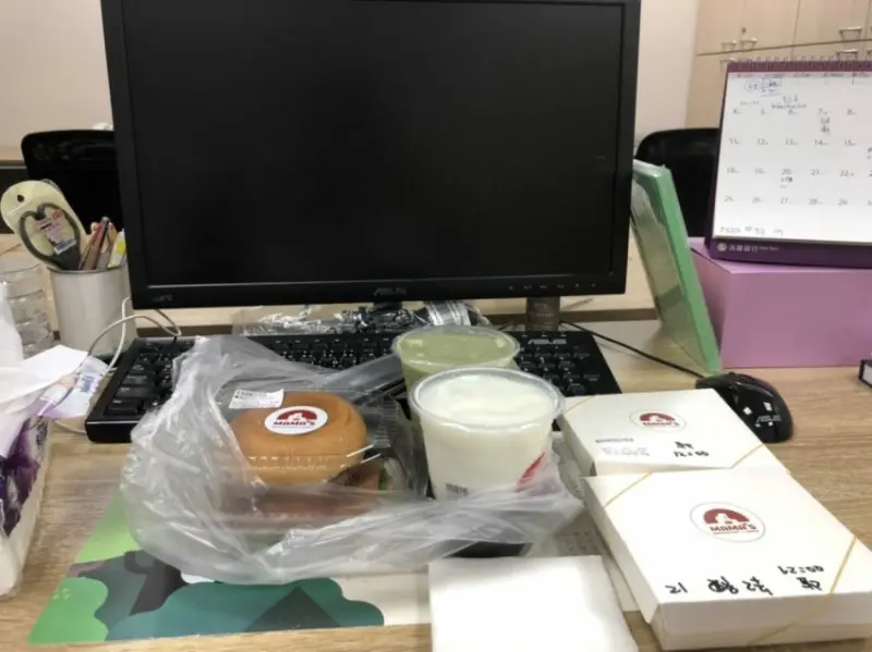 捷運科技大樓站/UBEREATS外送早午餐/Mama’s鐵鍋早午餐/豪華雞腿牛肉堡套餐/酪梨烤鮮蔬藜麥烘蛋起司套餐