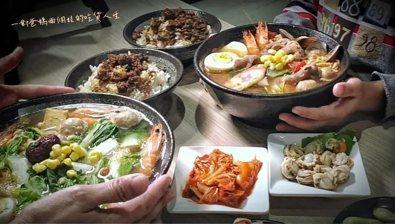 高雄美食 浮誇系鍋燒首選『伊府將鍋燒』番茄豬肉鍋燒讓人驚艷好食！藥膳蝦鍋燒更給你滿滿的痛風大蝦，更有麻辣、泡菜、起司等浮誇系鍋燒讓你吃好吃滿。