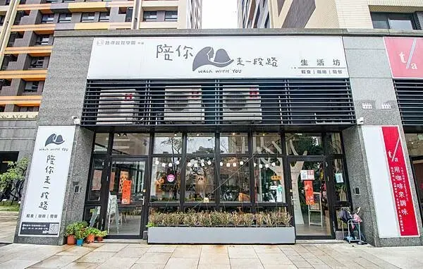 火山爆發啦～！有如火山爆發般的熔岩漢堡！滿滿的起司與帶有顆粒的花生醬，不斷的流下來，有如瀑布般的場景