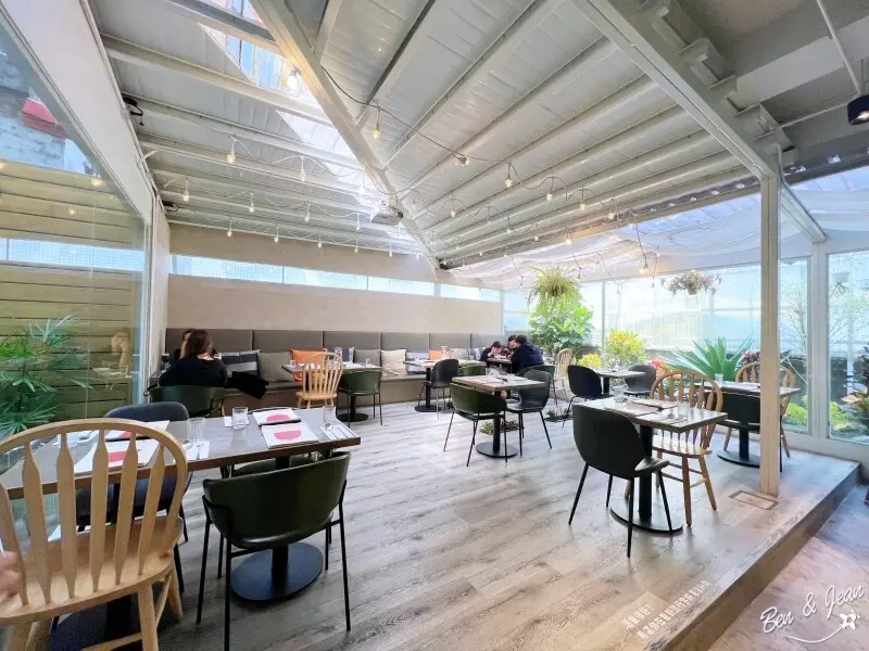 飲廊Corridor》隱身巷內高質感義式餐酒館，絕美工業風＋森林系兩種氛圍空間，特色菜餚搭配創意調酒超Chill