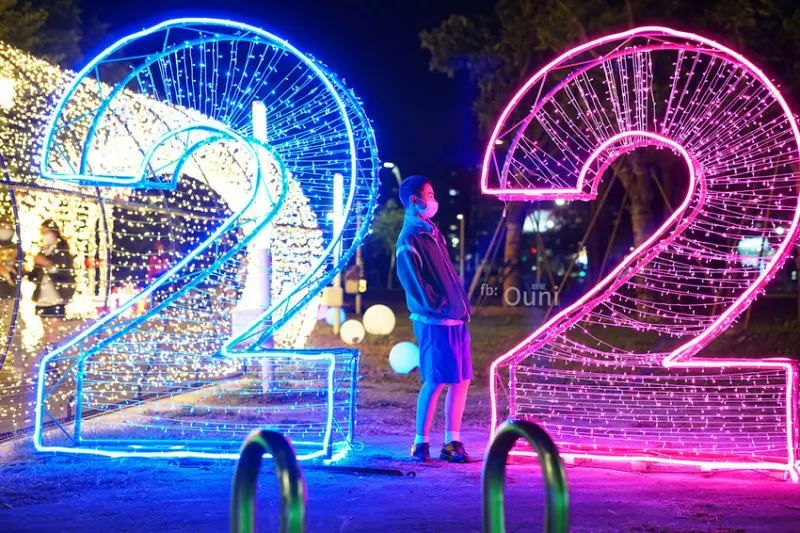 中央公園 | 台中景點推薦。穿越2022光之隧道與旋轉木馬耶誕點燈繽紛又耀眼