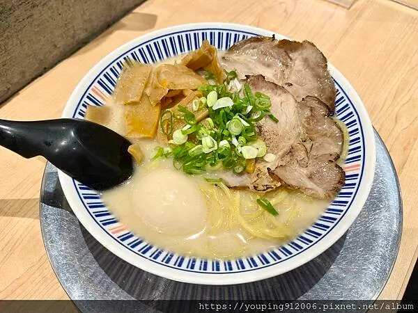 新北永和區｜小高拉麵 只賣兩種口味的百元台式豚骨拉麵，內用可以無限加麵，可以理解為什麼總是大排長龍！