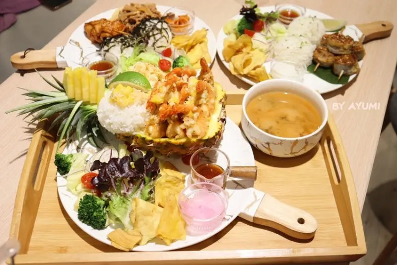 [防疫在家吃什麼系列]丸飯食事處沖繩蝦蝦飯專賣店/丸飯家庭豪華套餐開賣/巨無霸鳳梨蝦蝦飯/炙燒白帶魚捲串串/日落歐胡島氣泡水/食尚玩家二訪採訪