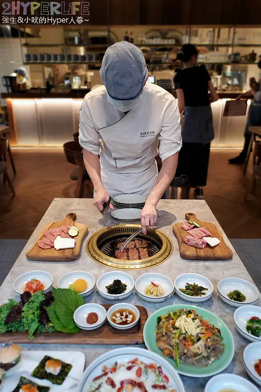 沒想到美術館週遭巷弄隱藏著韓式燒肉美食，全程專人代烤，Ribbon的肉品附餐都很可以耶～