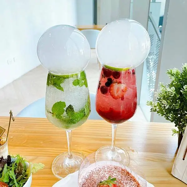 【台南美食】跟著「大口吃，大口玩台南」來MochiMochi 鬆餅屋吃日本空氣感舒芙蕾！浮誇可愛的氣泡飲料！