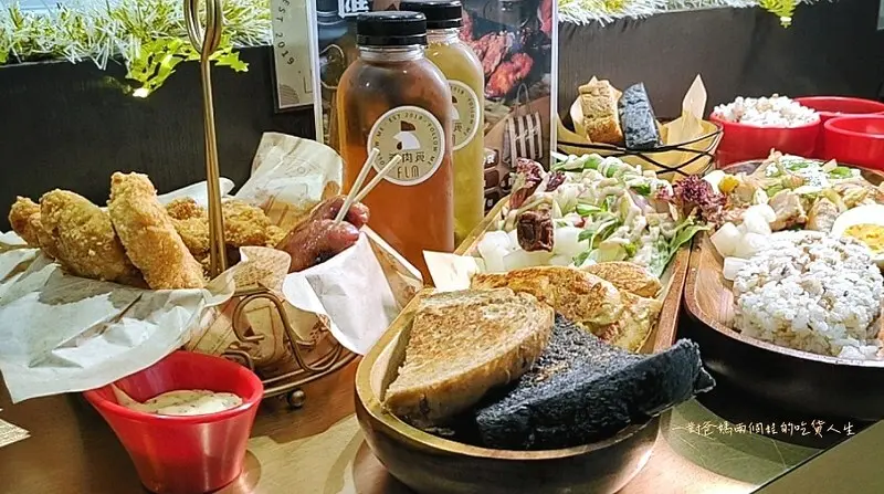 高雄美食 夢時代『發肉覓FLM』雞不可失的鐵板雞料理、涮嘴炸物、獨特香蒜麵包，輕食、重口味橫跨兩界的美味。
