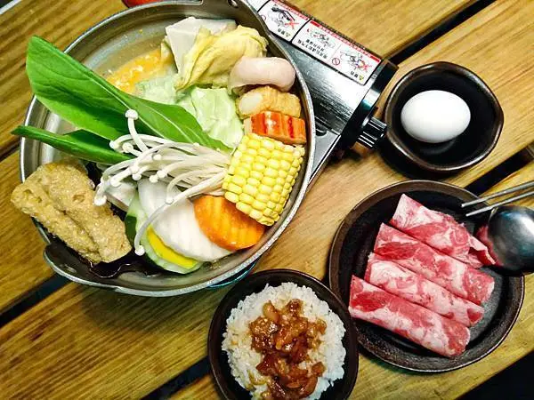 【台北文山區】i99 COFFEE。火鍋控 ! 看過來~ 火鍋湯頭多樣化，滷肉飯、冰淇淋、飲料無限享用，又不限時間!