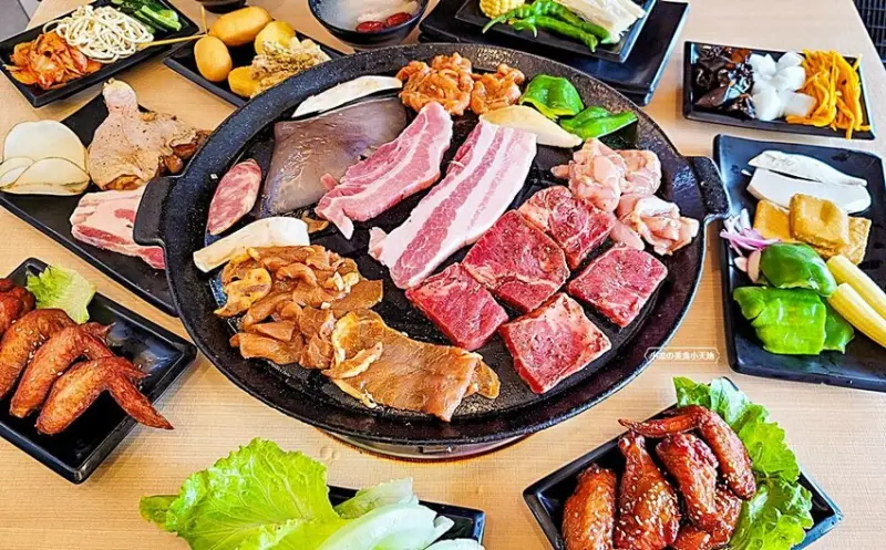 台中韓式烤肉吃到飽，13種韓式燒肉海鮮、韓式炸雞、熟食、小菜、蔘雞湯、飲料冰淇淋無限量供應通通讓你吃到飽，只要$369不收服務費！大胃王最愛！