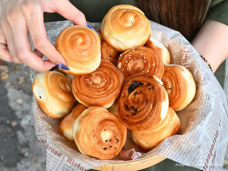 周記上海脆皮烤饅頭│讓人愛不釋手的脆皮烤饅頭，一顆只要7元，有原味、花生、蔥花，還有隱藏版口味唷～