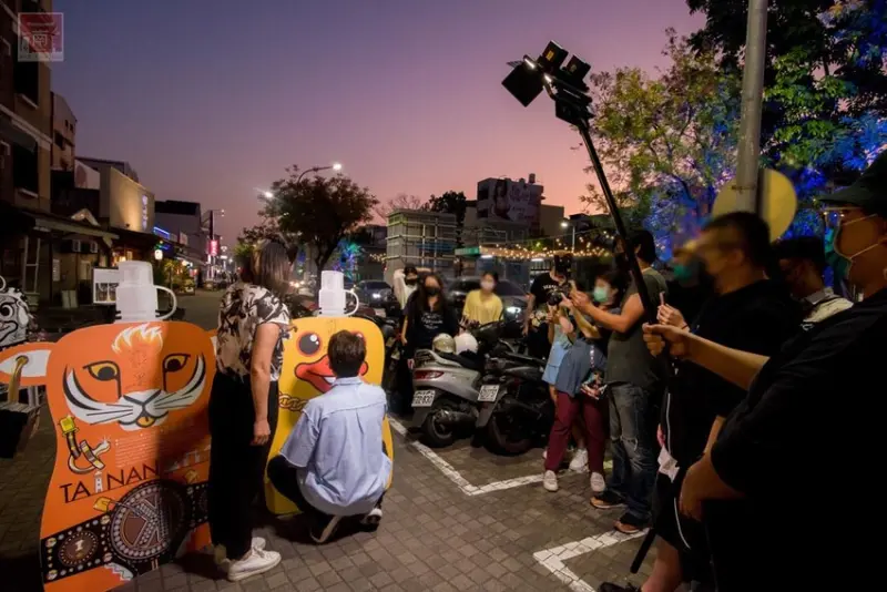 【臺南飲料】巧遇姑丈羅時豐錄節目，節目推薦疑似尿袋飲料(誤)，是撿到槍飲料造型造成搶購~~朕心加加 - 南人幫