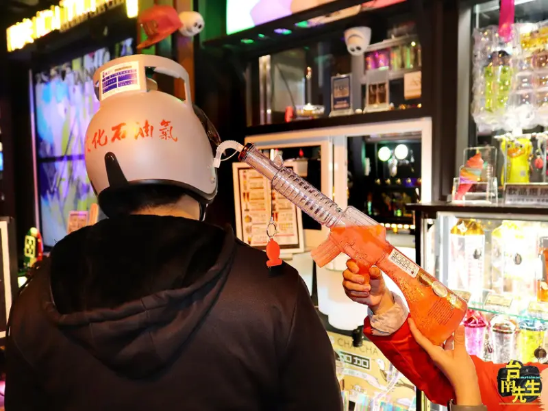 台南創意飲料／海安商圈超人氣打卡點／瓶身設計整合到飲品種類都自行研發／持續創新「飲」領潮流／文創設計融入台南在地特色／大型互動電視牆