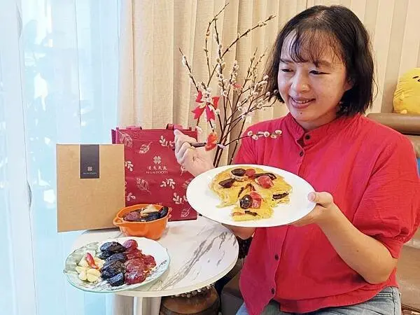 高雄市前金區漢來美食為你打點好了每個送禮的時刻～今年五星飯店主廚監製的【五星送禮雙饗組】宅配最滿滿的心意，讓煮婦