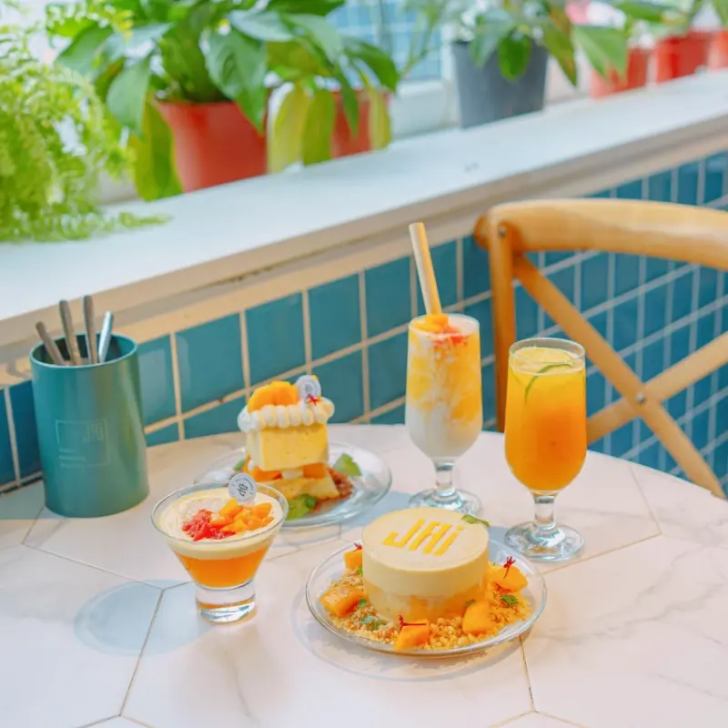 夏天就是芒果的季節～IG熱門打卡點、森林系網美咖啡廳，多樣芒果甜點飲品，還有特色摩摩喳喳的芒果版 | 【台北 萬華區】JAI宅 西門