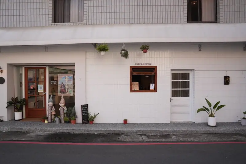 桃園美食 鞠分號｜桃園火車站旁日系質感咖啡廳　晚上搖身變成「Chill 酒吧」享受慵懶夜晚時光～