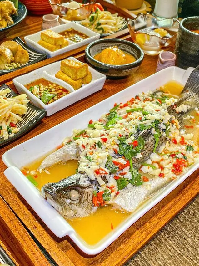 【台南美食】30公分超大檸檬蒸鱸魚！和大口吃大口玩台南來大遠百「泰一定食」吃美味泰國料理！