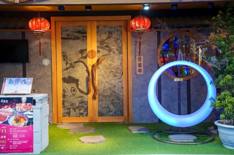 台中美食 墨妃家燒肉｜氛圍感加滿「宮廷風中式精緻燒肉」　大口開動「霜降和牛、伊比利豬」一路爽吃到深夜