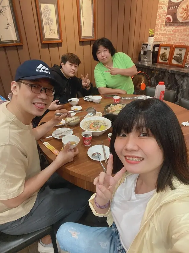 [台中太平] 大紅燈籠東北酸菜白肉鍋｜湯頭超讚的小雞燉蘑菇火鍋｜必點東北道地酸菜白肉｜闆娘自製川丸子超好吃｜內附菜單 - 萍姐愛分享