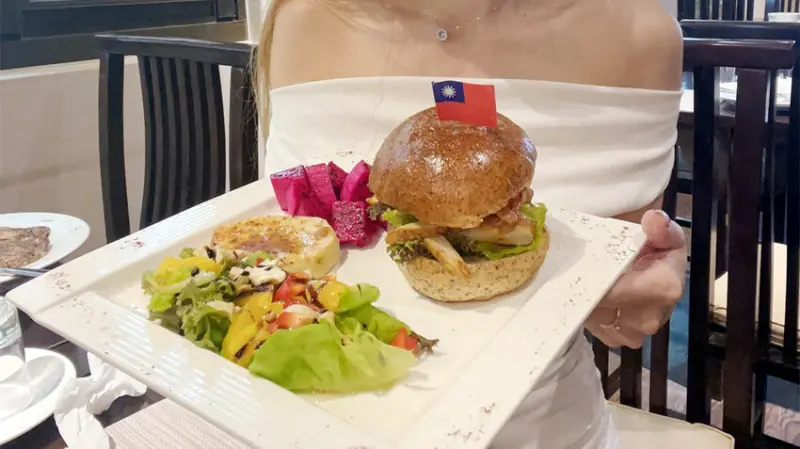 新竹美食【食記】國寶級復古慢活的生活型態～藝享屋提供輕食的健康美味！【巷弄美食】新竹車站美食推薦【窯烤披薩】早午餐【高山茶】有菜單