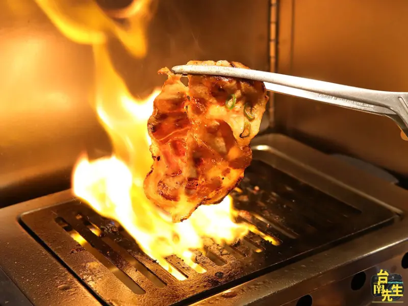 台南日式燒肉店／傍晚才營業還沒開店就排隊／1個人也能輕鬆吃烤肉／連平日都是人潮滿滿／套餐附小菜+沙拉+湯+白飯