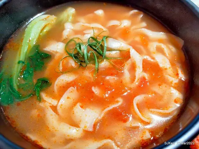 (北捷石牌站附近美食)五訪「初面-北投石牌店」--- 獨門鮮蝦熬煮湯頭，一吃唇齒留香的「爆炒蝦湯脆雞刀削麵」、「肉醬脆薯」與「涼拌豆干」。