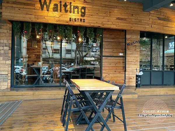 台北東區-[Waiting Bistro] 近忠孝復興捷運站，超多種特色好喝啤酒，美味燉飯與牛肋排，經典西班牙小點吉拿棒，木質調文青小酌聚會餐酒館