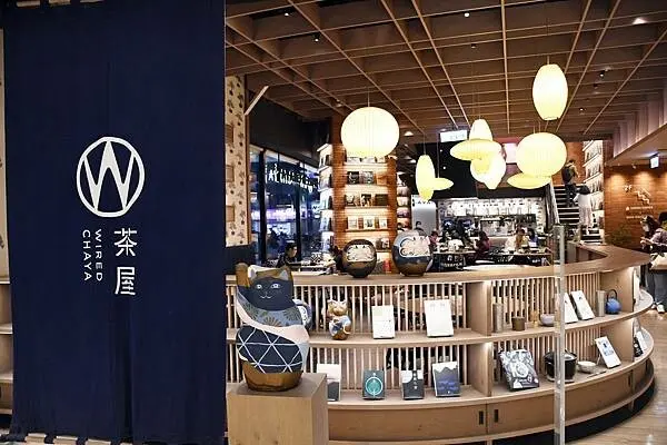 高雄市前金區高雄最美圓環，打造日式風味的茶屋！【Wired Chaya 高雄大立店】結合書店，打造書香味～高雄茶屋