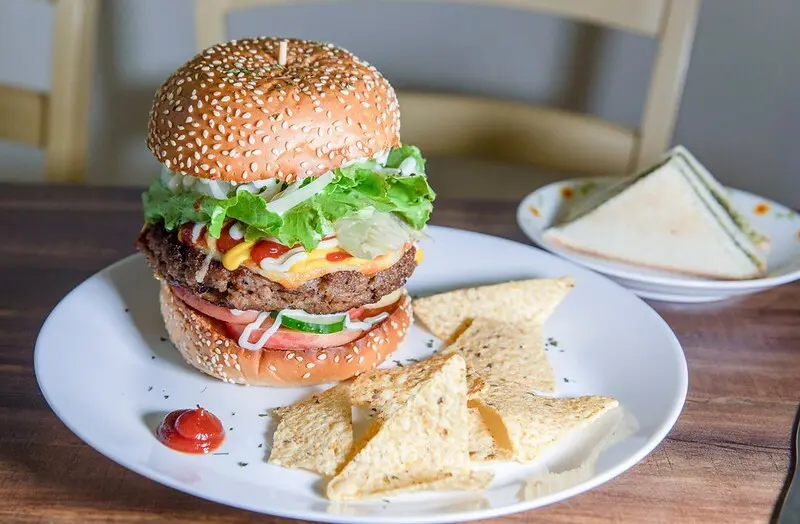 【板橋區美食里】愛麗絲的家庭廚房.手作紅酒起司牛肉漢堡.公寓群中藏著家庭風義式料理