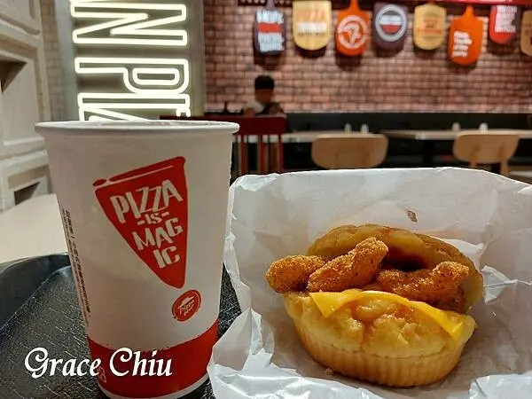 (板橋) Pizza Hut Express 必勝客概念店～近期推出的早餐很港式，午晚餐時段可買到單片披薩．義大利麵與燴飯，就是要給你不一樣的必勝客