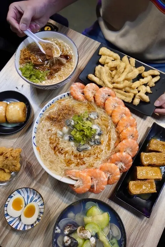 浮誇痛風系蚵仔麵線來了！一碗麵竟然有12隻蝦！滿滿新鮮蚵仔、還能搭配鹽酥雞！還有必點酥脆甜不辣等各式小點，新竹美食推薦