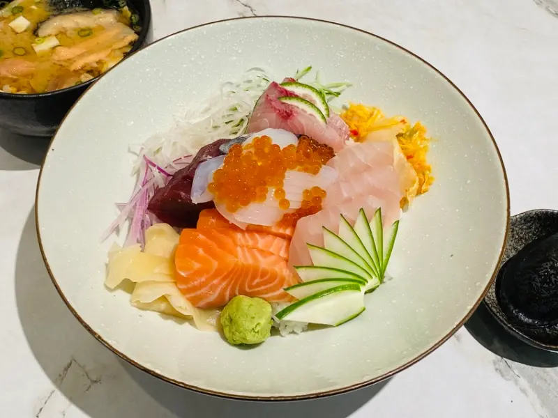 【台中 日式料理】唐壽司，平凡的店面華麗的刀工最實在的是丼飯的份量與海鮮的鮮度滿點