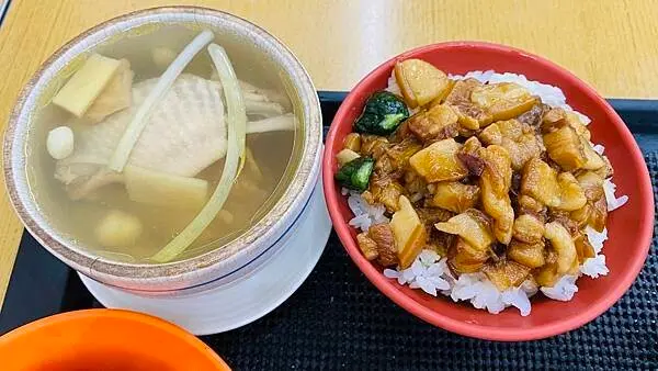 蘆洲銅板美食【燉品食堂】隱藏巷弄內美味燉品/一個人也可以享用滋補養生雞湯/湧蓮寺周邊美食/蘆洲廟口夜巿美食