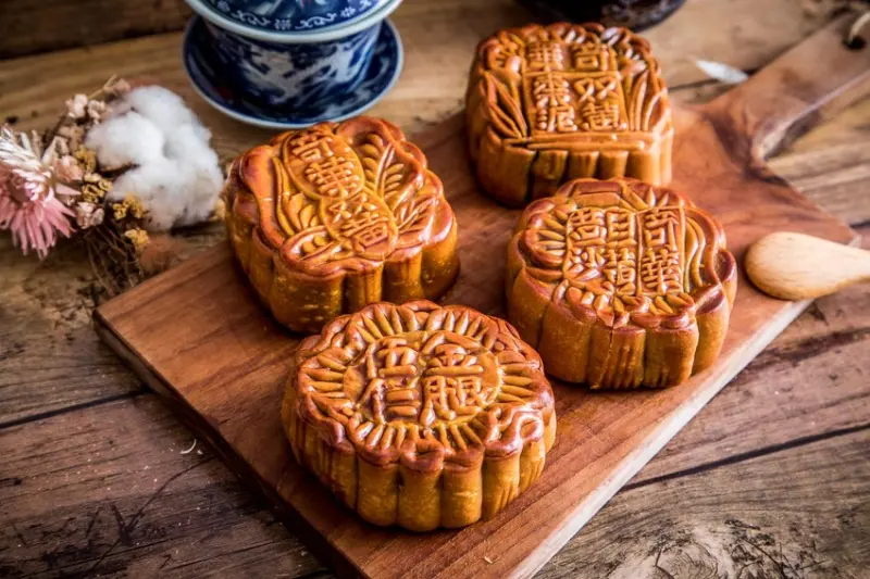 中秋送禮推薦！奇華餅家中秋送禮最無敵的月餅禮盒，富貴中秋禮盒/鳳梨金酥禮盒 - 大手牽小手。玩樂趣