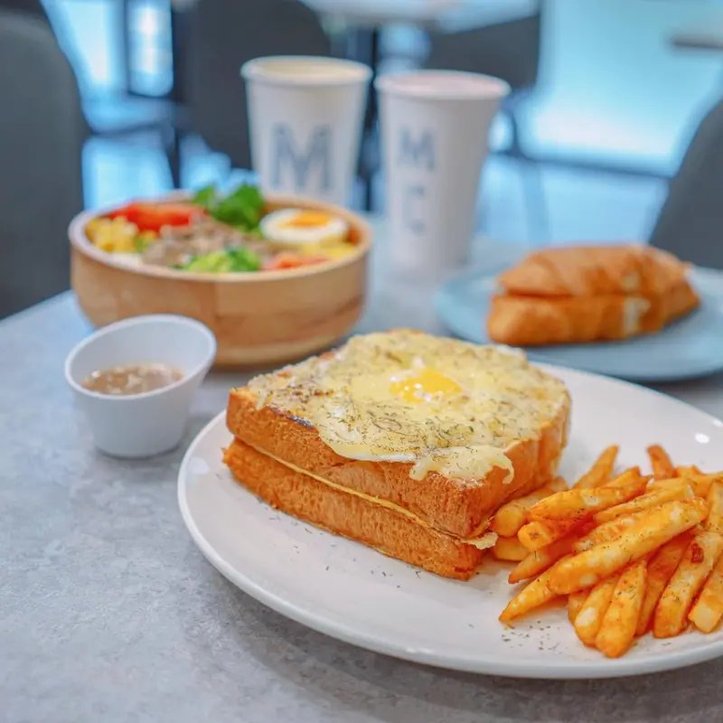 推薦兩種起司組合的太陽蛋法式吐司、大份量沙拉套餐，來這享受豐盛的質感早晨 | 【新北 三重區】MISSx秘食咖啡-三重店