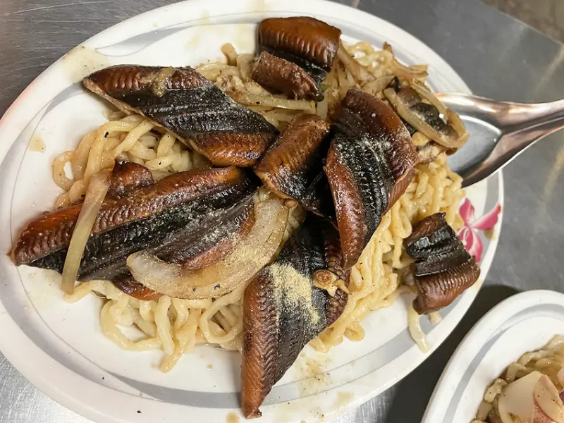 台南二哥鱔魚意麵：吃完一盤還想再一盤，融入台南當地生活就是宵夜來碗鱔魚炒麵吧│鱔魚意麵、炒鱔魚、炒花枝【附菜單】【台南小吃】【排隊美食】