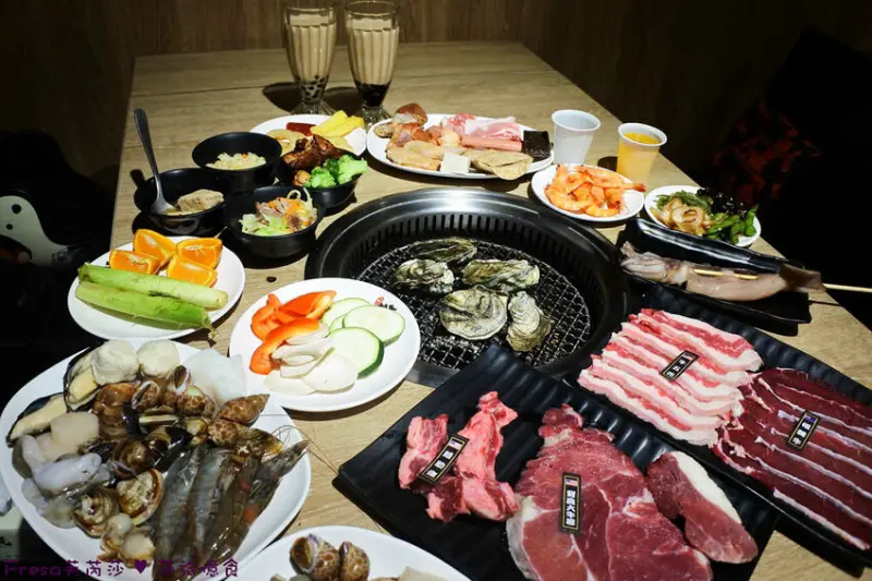 屏東縣琉球鄉小琉球美食【小琉球燒肉王】生蠔吃到飽！肉品海鮮選擇多樣.熟食熱炒汽水波霸奶茶自助吧吃到飽│打卡送芒果冰