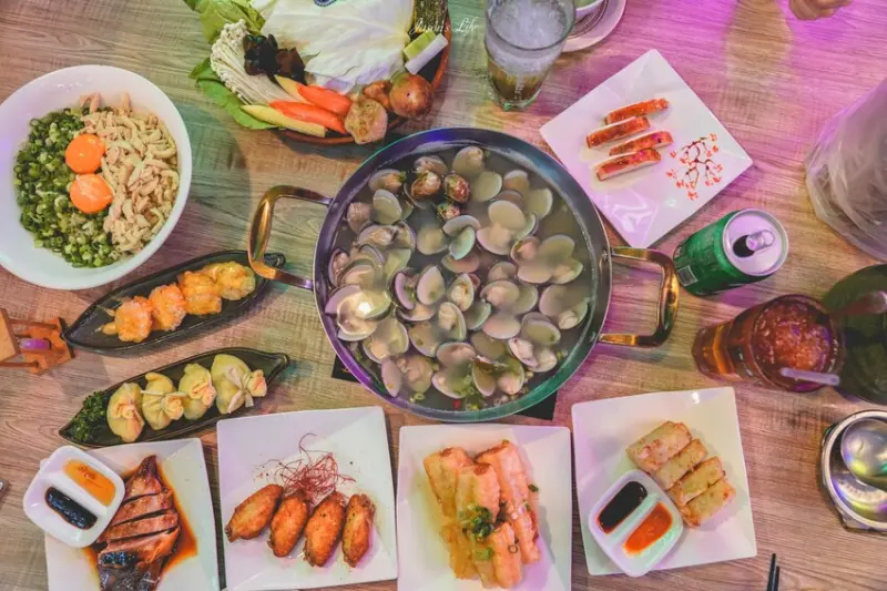 【台中西區│美食】蛤?! Huh Pot(台中公益店)。港式蛤蜊卜卜鍋精力湯，港式熟食更優質，貼心服務