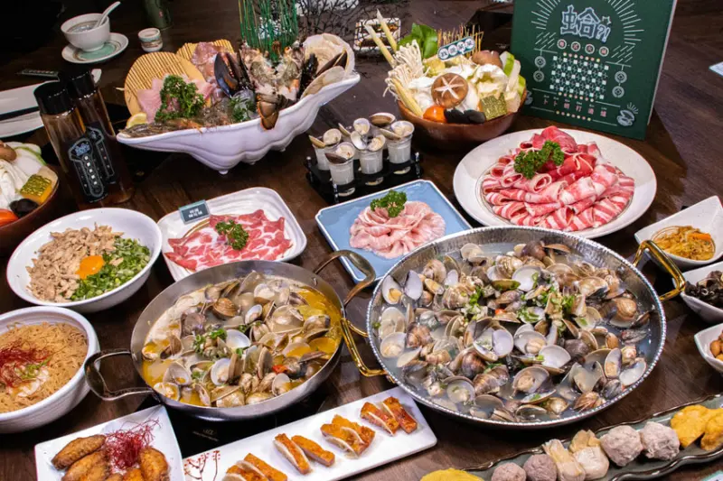 「蛤?!HUH POT 台中公益店」，大蛤鍋與麻辣雞白湯重裝上市，還有鴨肉菠蘿包，快來老式港風裝潢裡品味各款卜卜蜆鍋吧。 - 微笑Joe幸運