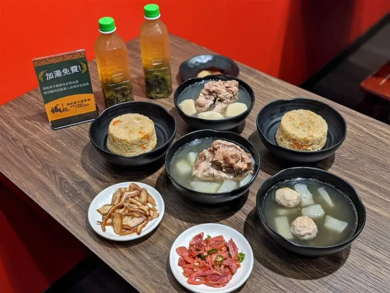 誠記原汁排骨湯｜通化夜市也能吃到萬華老店！肉量十足超大塊排骨！喝到飽清甜湯頭！台北排骨湯推薦、台北宵夜推薦、通化夜市美食推薦、信義美食推薦、安和站美食推薦