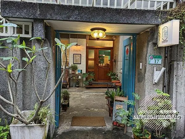 台北信義-[本然生活 Nisarga Cafe] 近永春捷運站與信義商圈，美味布丁與溫暖奶茶佐質感老件，靜謐昭和懷舊風情老屋咖啡，找回安寧的心靈休憩所