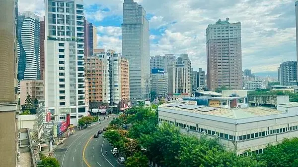 台中住宿|草悟道文旅|圓弧型窗戶180度飽覽城巿高樓美景|躺在床上看日出|走路不用一分鐘即可到達草悟廣場|台中CP值高旅宿