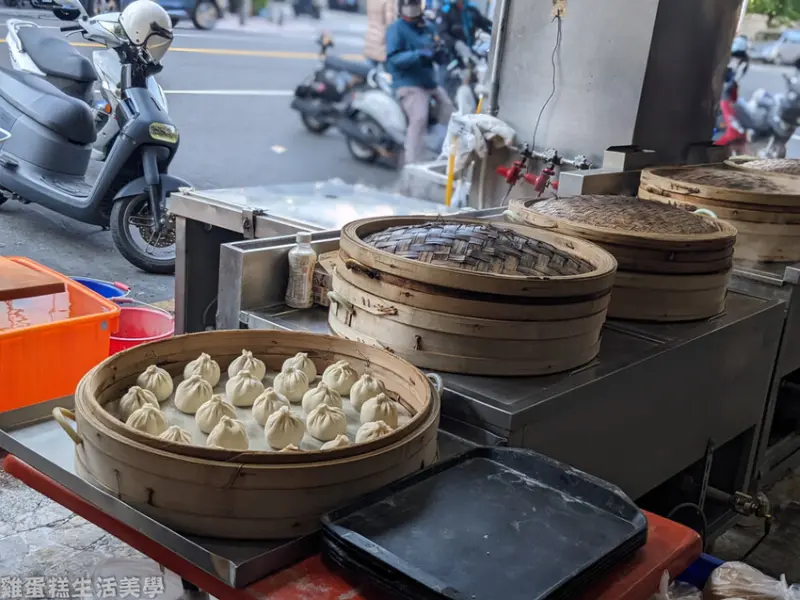 【高雄食記】興隆居 - 經營超過一甲子在地早餐，排隊也要吃到的湯包燒餅