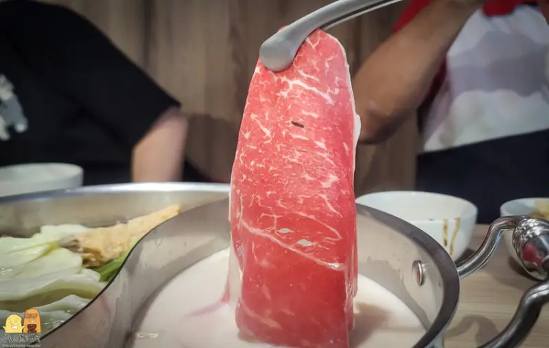 台北新北｜有之和牛鍋物放題板橋店，和牛火鍋吃到飽！自助吧超豐盛，價位CP值高！親友聚餐必吃推薦 - D&W黑白雙搭 兩個喜歡美食旅遊的男人