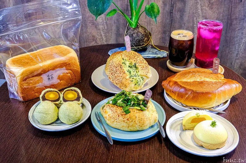 蔥蔥包人氣麵包鋪，沐山麵包新品茶葉蛋黃酥，茶韻清香不甜膩，蒜蒜包奶香乳酪蒜味十足！