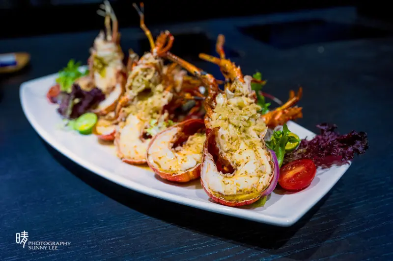 【信義區秘密餐酒館 |  A.I.O】龍蝦買一送二 一次三隻龍蝦大滿足 中西合併的小餐酒館