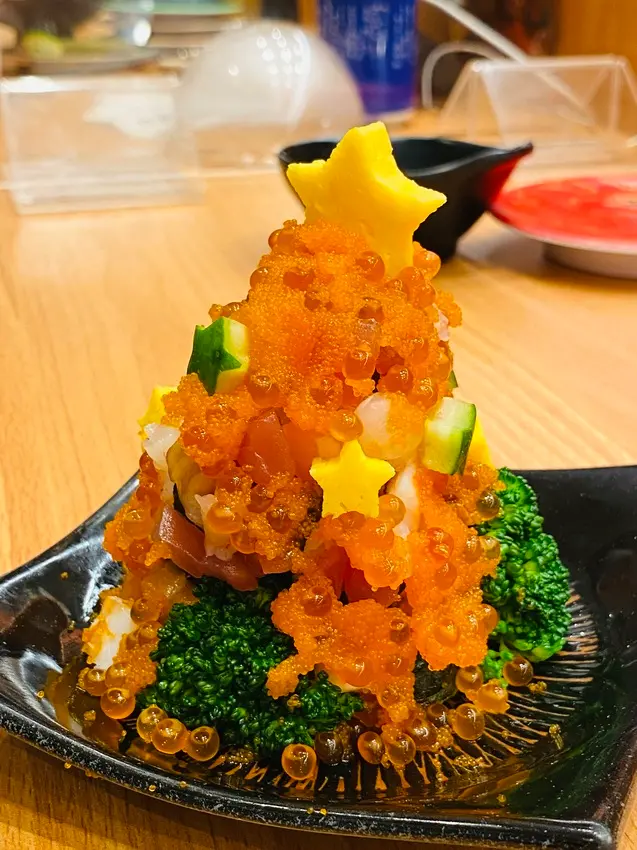 【台中 迴轉壽司】合點壽司 がってん寿司 台中大遠百店，聖誕節也可以很和風，來份"壽司聖誕樹"絕對與眾不同