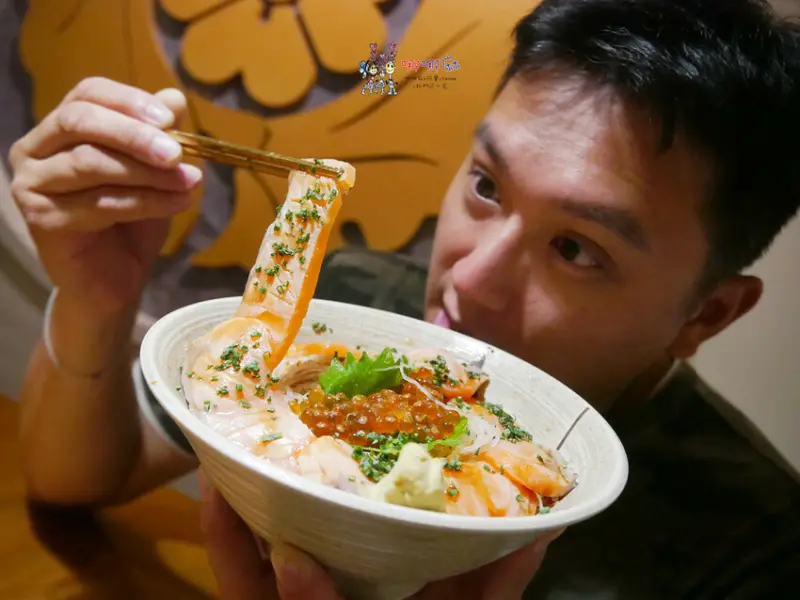 【台北美食】忠孝敦化站平價日本料理~新鮮鮭魚生魚片滿滿鋪在飯上，花魚一夜干好好吃！