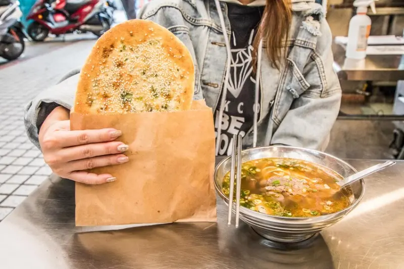 台北市萬華區麵鄉安徽淮南牛肉湯｜招牌牛肉湯與香蔥燒餅的經典組合，牛肉湯還能無限續！