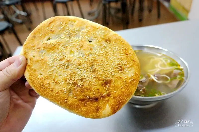 台北華西街美食》麵鄉 安徽淮南牛肉湯~香蔥燒餅+加入豆干絲的牛肉湯鮮美無比，直接吃、泡著吃都好吃